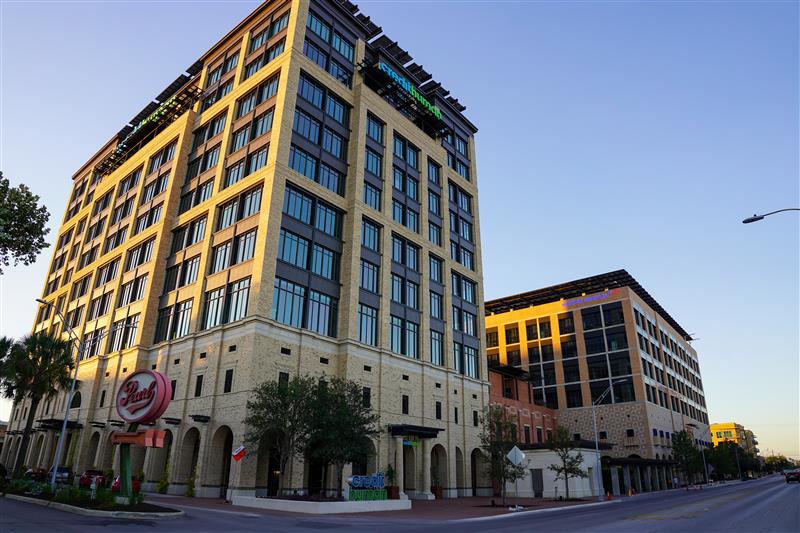  Credit Human’s 200,000-square-foot headquarters building spans 12 floors. It includes four levels of parking and supports 500 employees.